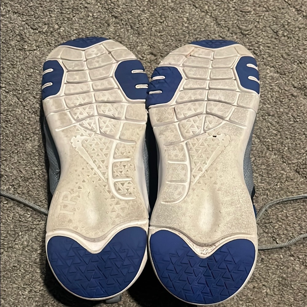 Nike Gray and Black Athletic Shoes with Cushioned Midsole - Picture 7 of 8